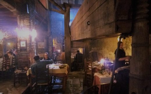Calcots eten bij restaurant Cal Ganxo in Valls